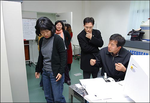 8일 오후 영광핵발전소 5호기 방사성물질 누출사고와 관련해 환경운동연합 회원 및 기자들이 사고현장방문에 앞서 몸 속 방사능수치를 측정하는 전신계측수검사를 실시하고 있다. 